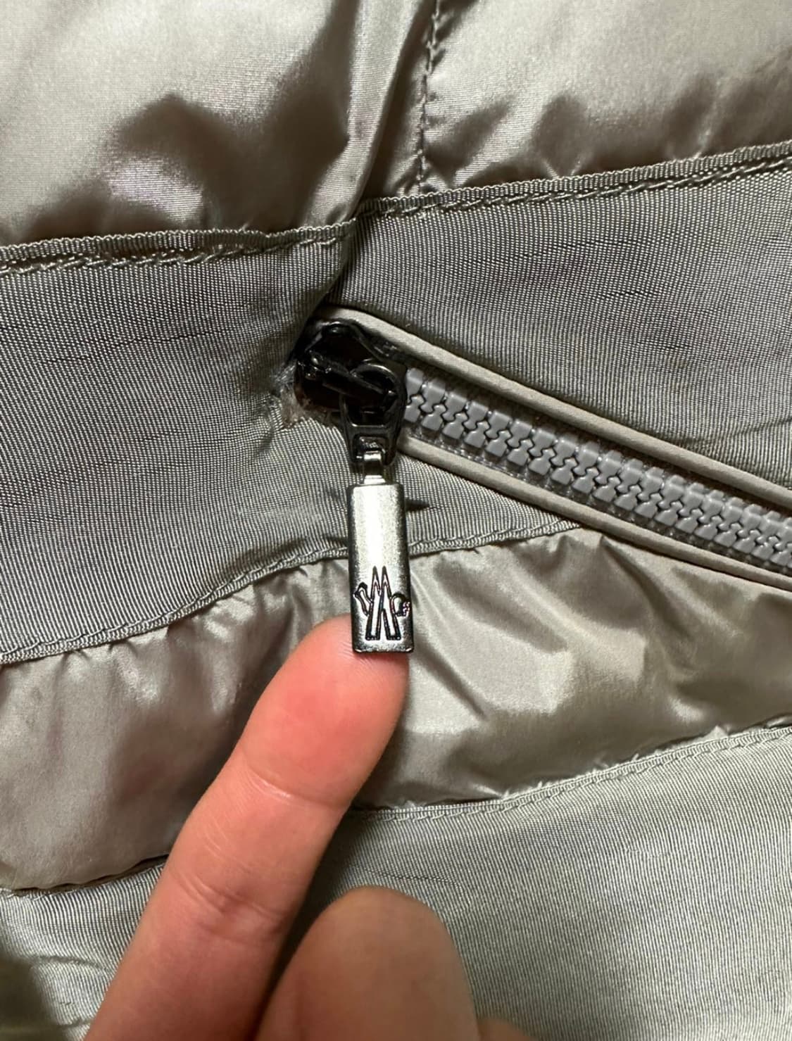 [0] 몽클레어 여성 샤르밀레 덕다운 롱패딩 코트 상품이미지4