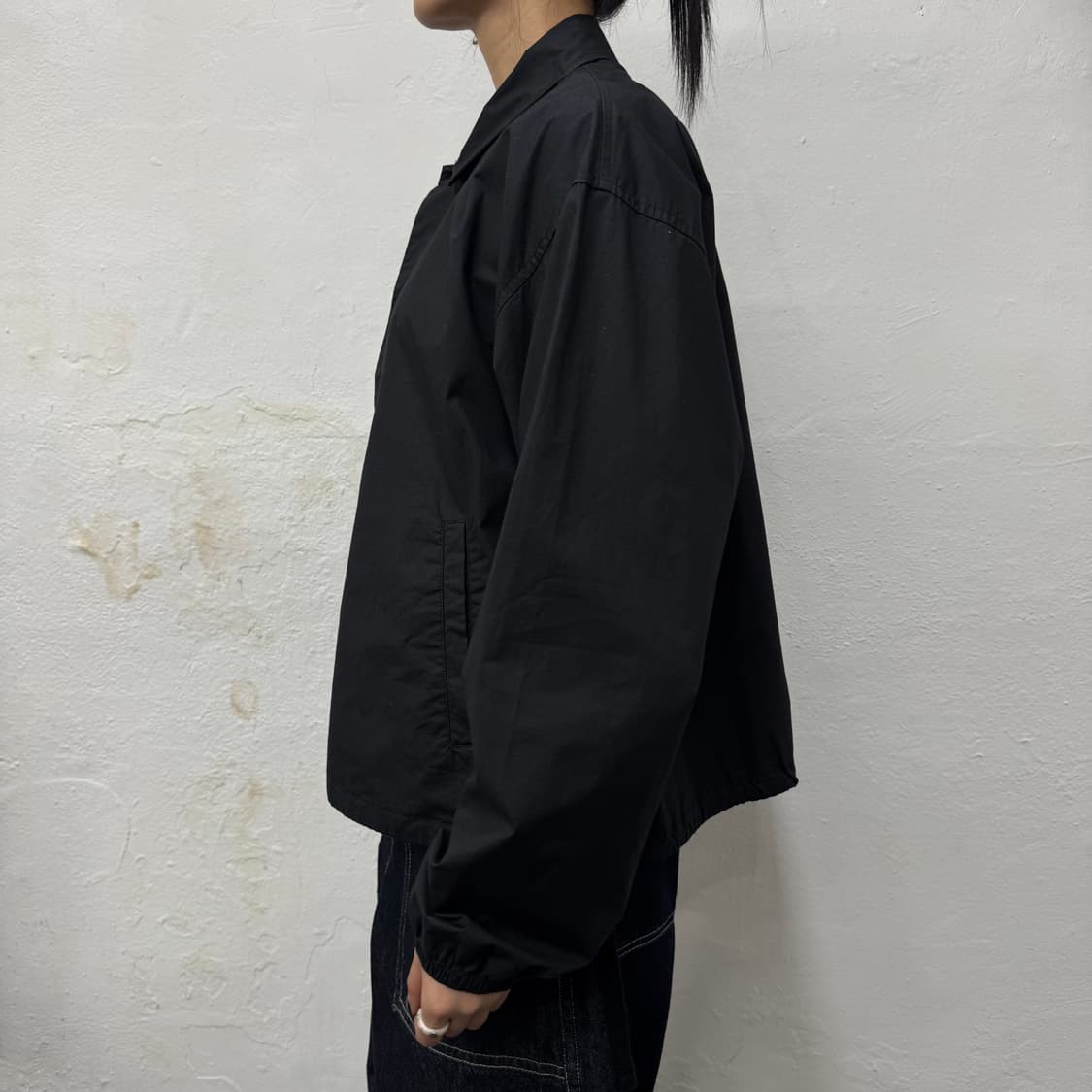 빔즈(BEAMS) 블랙컬러 코튼 스트랩 오버 실루엣 스냅버튼 쇼트 자켓 상품이미지2
