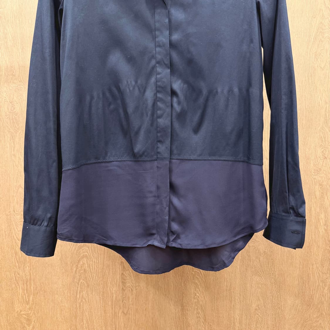 띠어리 배색 실크 믹스 셔츠 블라우스 히든 버튼 디테일 블랙 상품이미지5