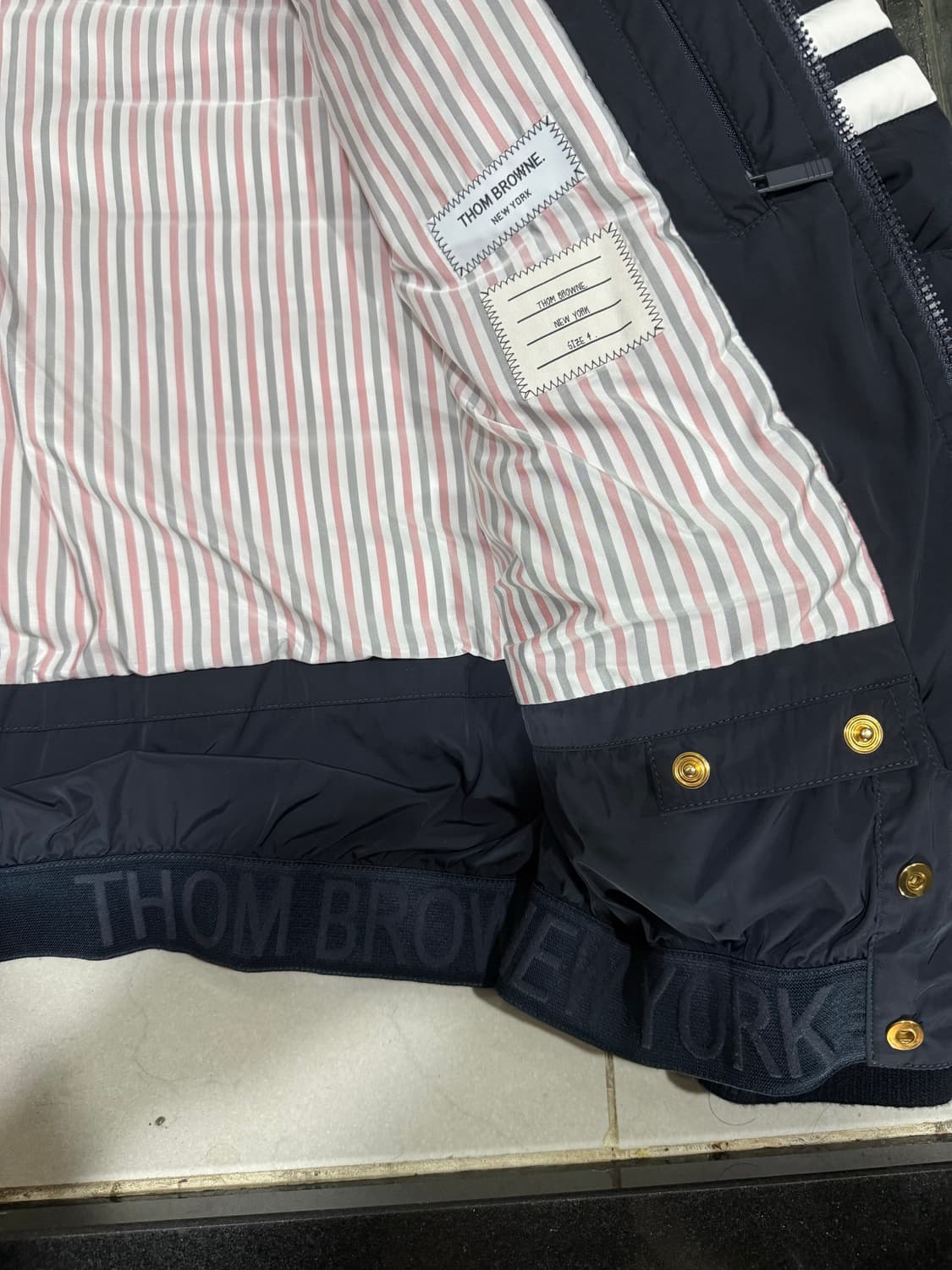 [당일출고,4사이즈] 톰브라운 사선완장 트윌 다운 패딩 상품이미지6