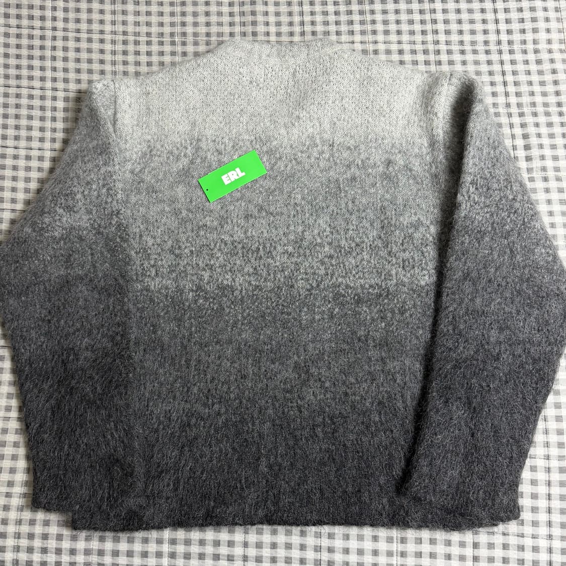 (L) ERL 이알엘 그라데이션 모헤어 브이넥 니트 그레이 상품이미지3
