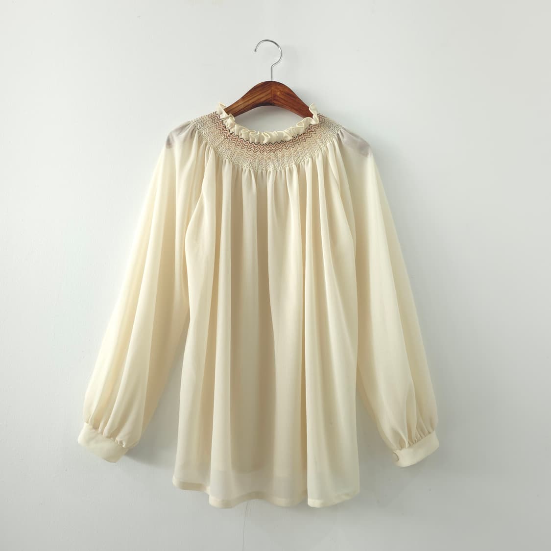 프릴넥 스모크 아이보리 셔링 쉬폰 블라우스  상품이미지1