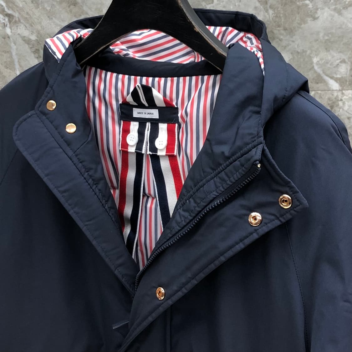 톰브라운 매트 나일론 사선 다운 코트 네이비 상품이미지4