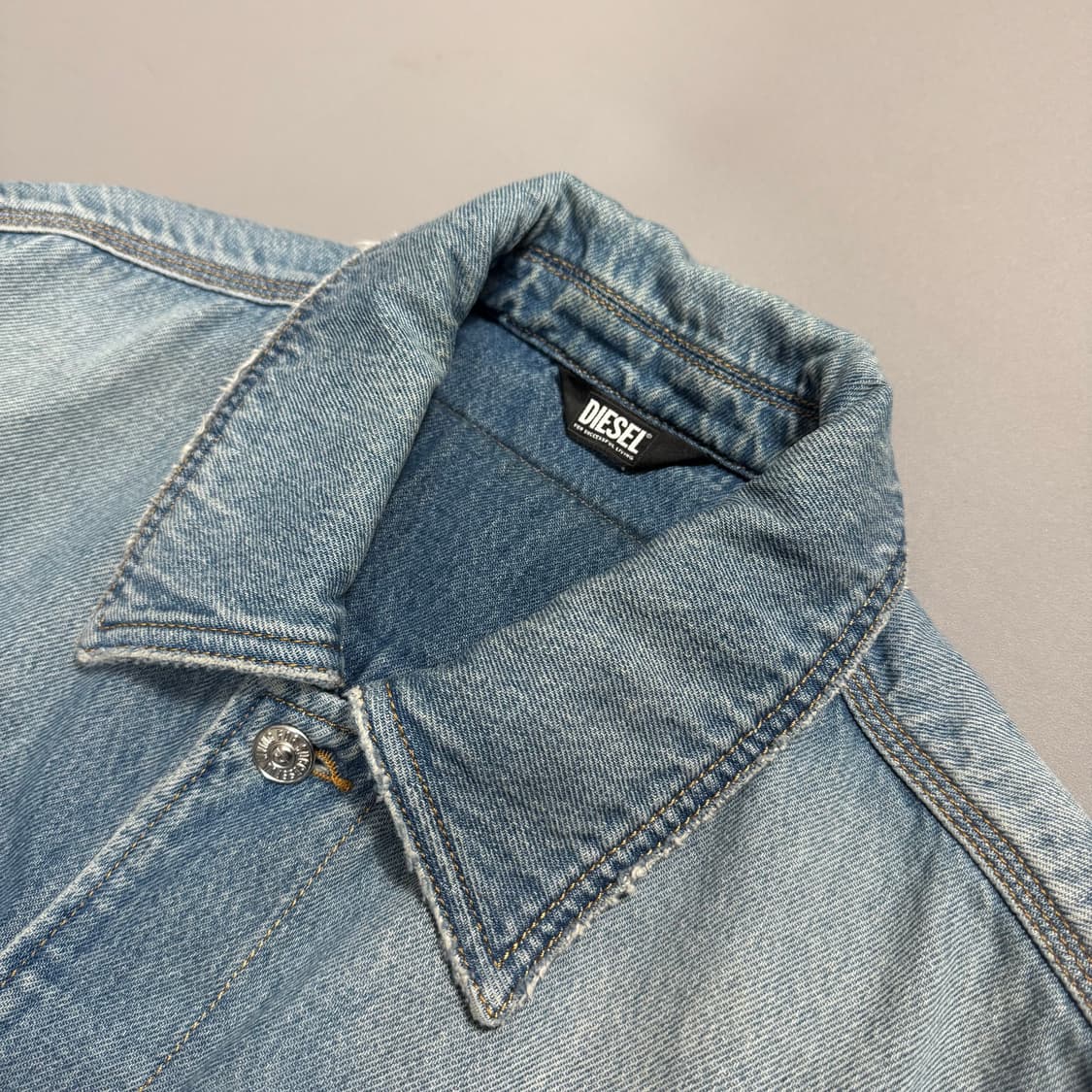 디젤(DIESEL) 라이트블루컬러 워시드 데님 디스트로이드 커버올 자켓 상품이미지3