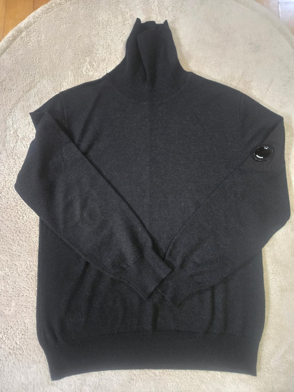 [매장판] C.P. 컴퍼니 렌즈 와펜 울 터틀넥 니트 (105) 상품이미지1