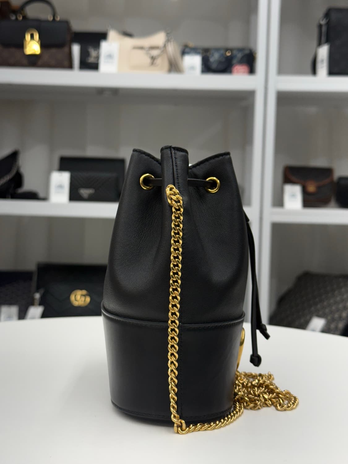 [미니] 발렌티노 시그니처 체인 버킷백 상품이미지3