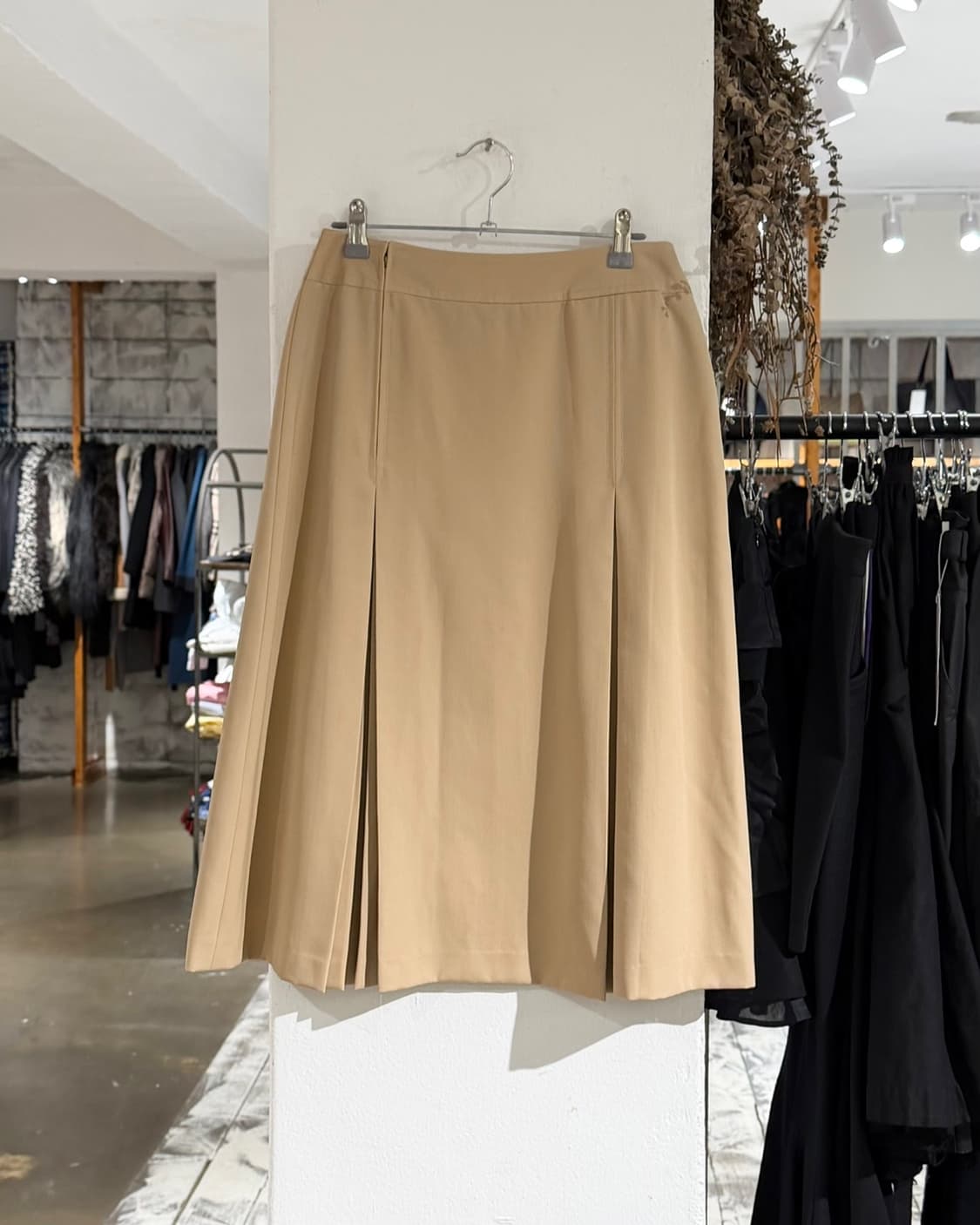 셀린느 베이지 플리츠 금장 로고 미디 스커트 상품이미지4