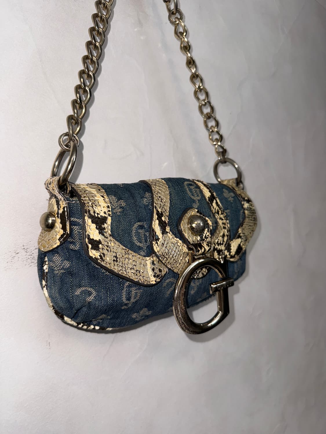 Guess denim jacquard python chain 숄더백 상품이미지3