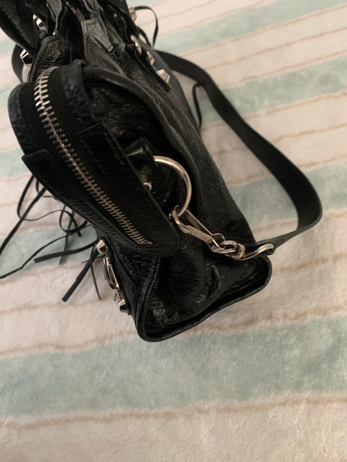 발렌시아가 르시티 스몰 모터백 블랙 정품 상품이미지4