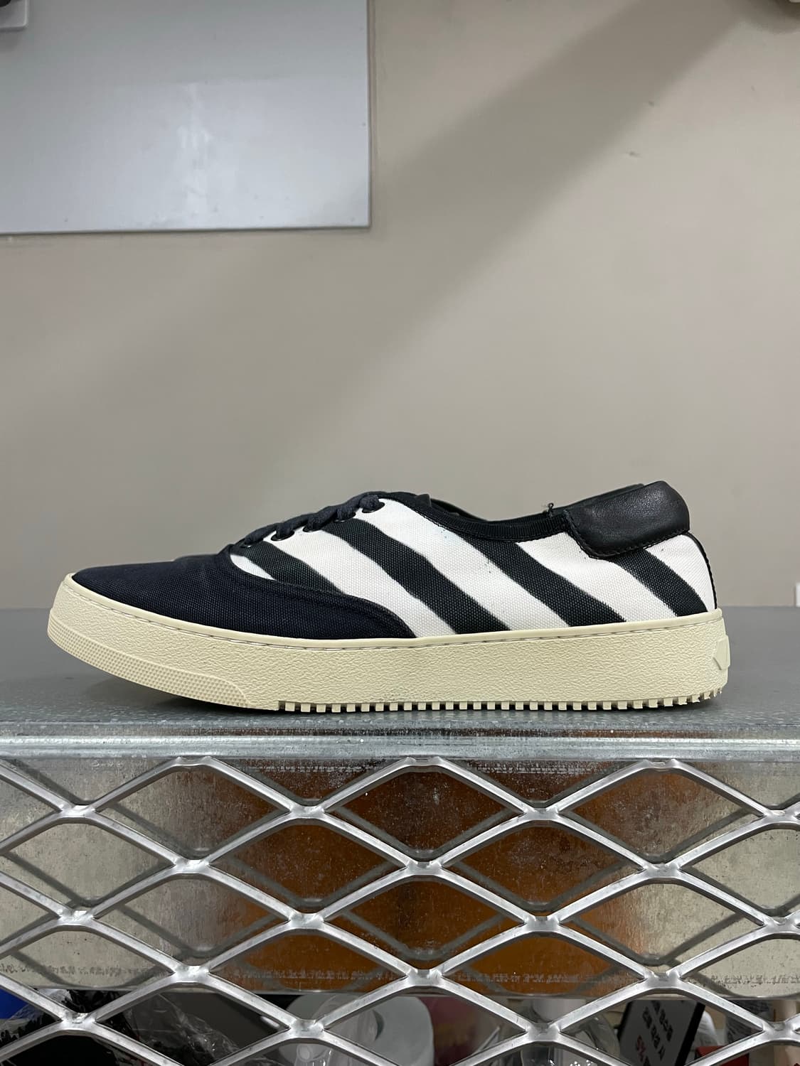 오프화이트 어센틱 블랙 스니커즈 40 상품이미지1