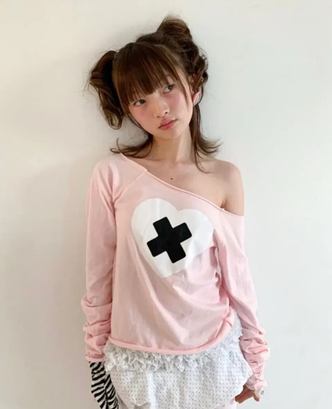 샵페어리 크로스 하트 컷오프 티셔츠 오프숄더 핑크 판매 상품이미지1