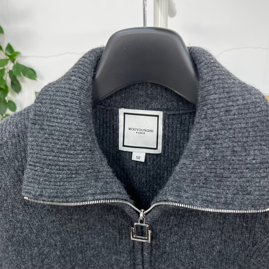 우영미 스퀘어로고 하이넥 베스트 집업 50 상품이미지3