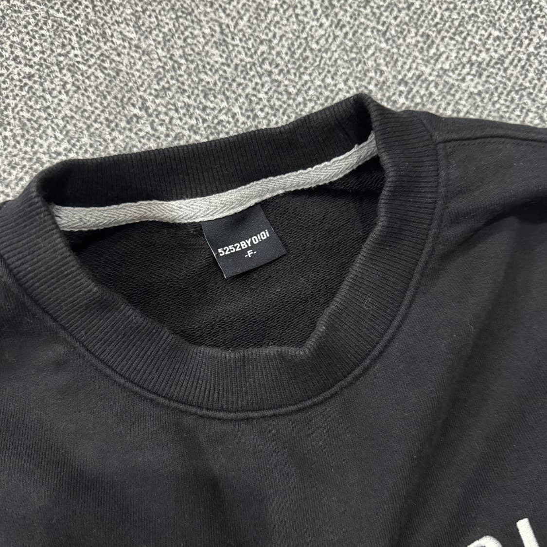 오아이오아이 시그니처로고 맨투맨 상품이미지4