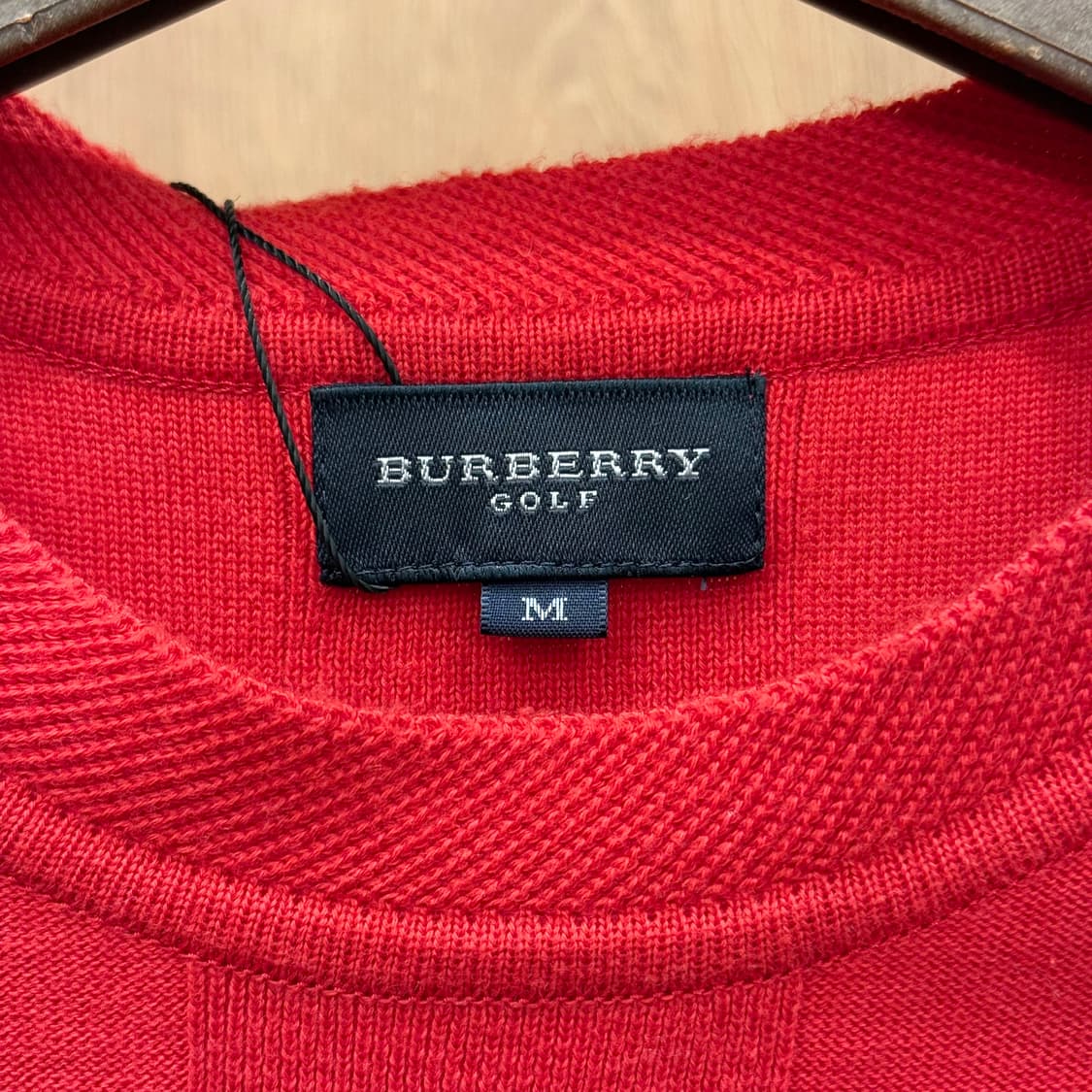 버버리 골프 슬리브리스 민소매 니트 4버튼 디테일 슬림핏 레드 상품이미지7