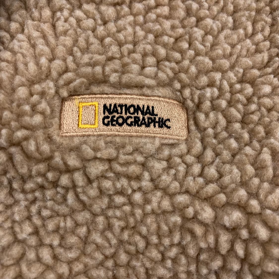내셔널 지오그래픽 베이지 컬러 스몰 로고 와펜 쉐르파 자켓 상품이미지2