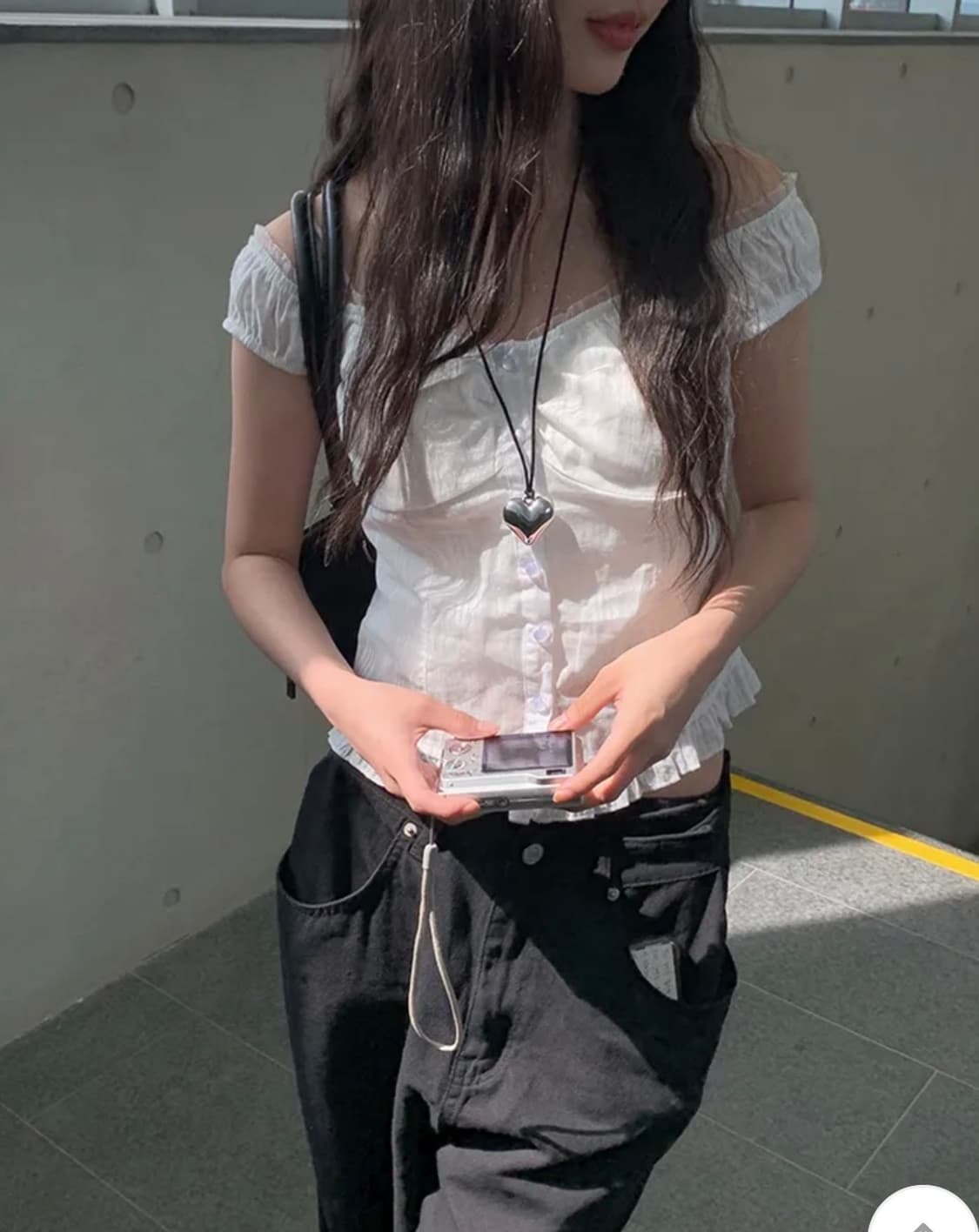 애니원모어 넬리 오픈 레이스 프릴 나시 블라우스 상품이미지2