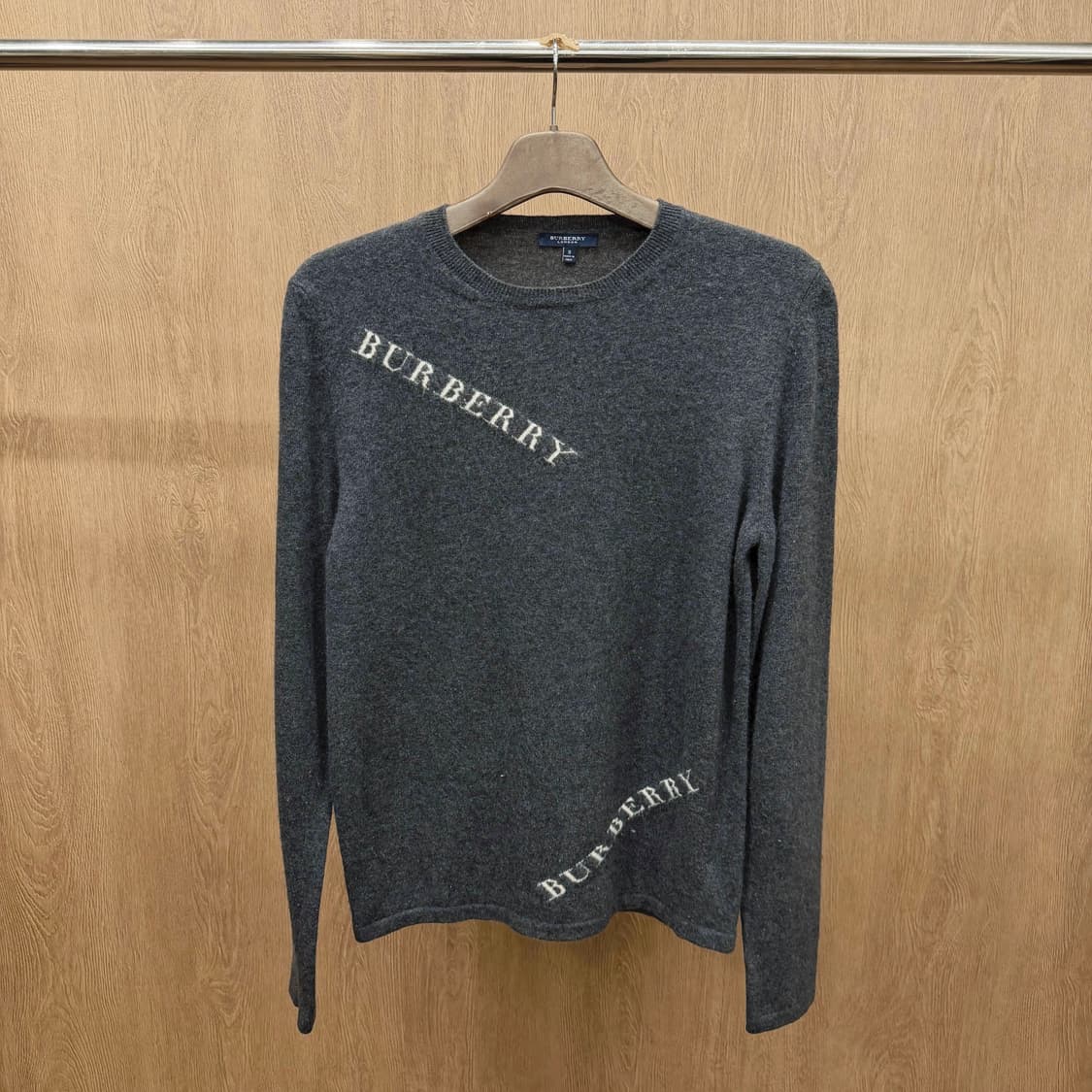 버버리 런던 라운드넥 긴팔 니트 로고 프린팅 디테일 레귤러핏 차콜 상품이미지2