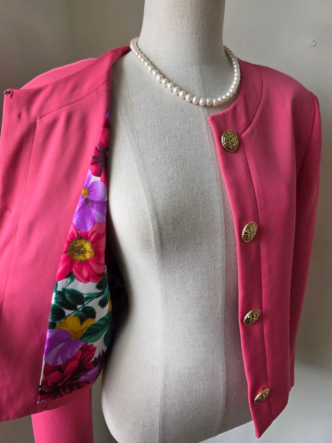 핑크 금장 버튼 원 후크 노카라 자켓 상품이미지3