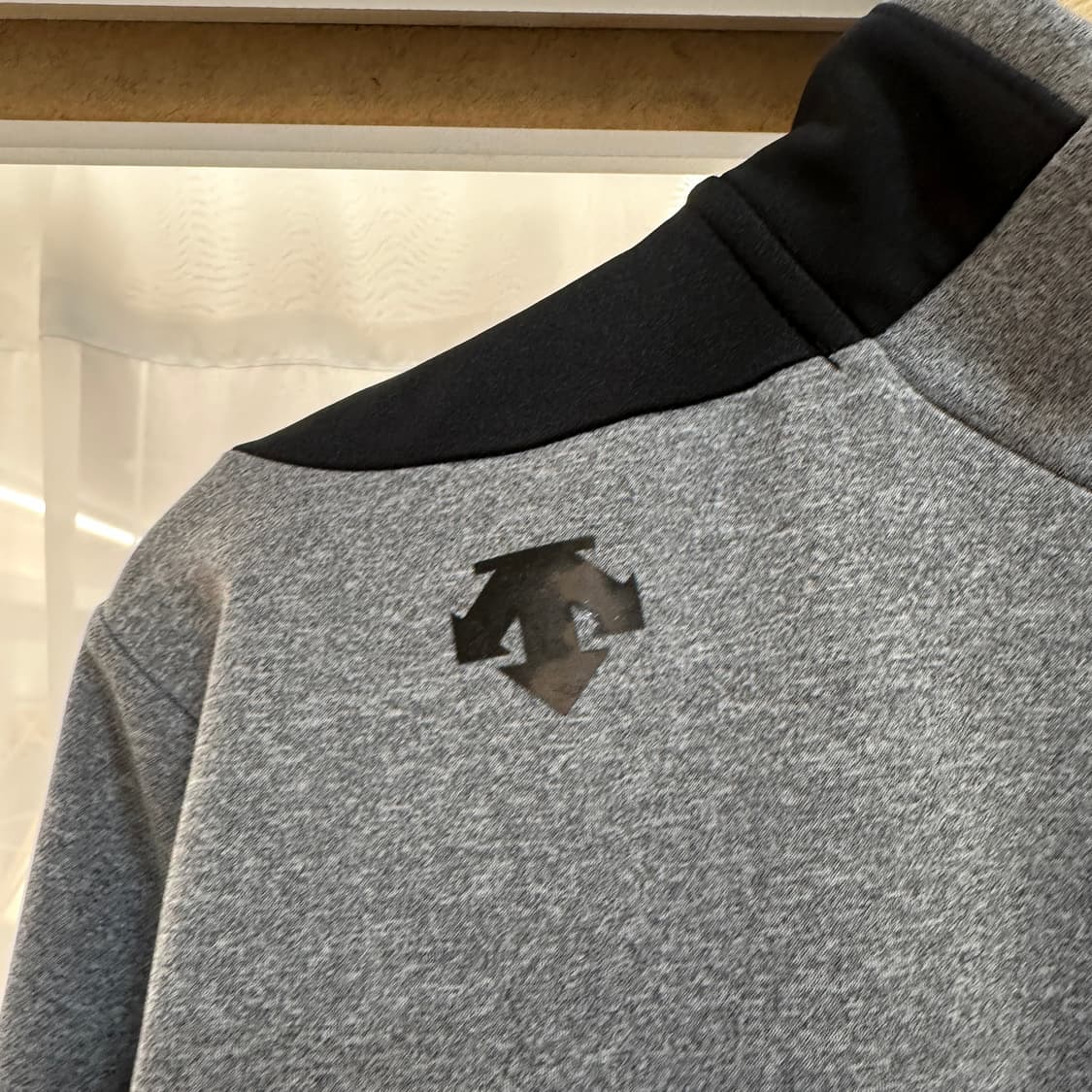 데상트 그레이/블랙 풀집업 자켓 상품이미지4