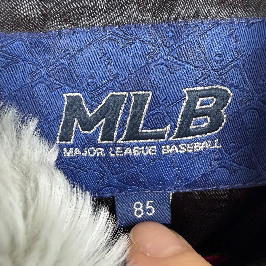 (85) MLB 새틴 퍼 바시티 자켓 블랙 상품이미지3
