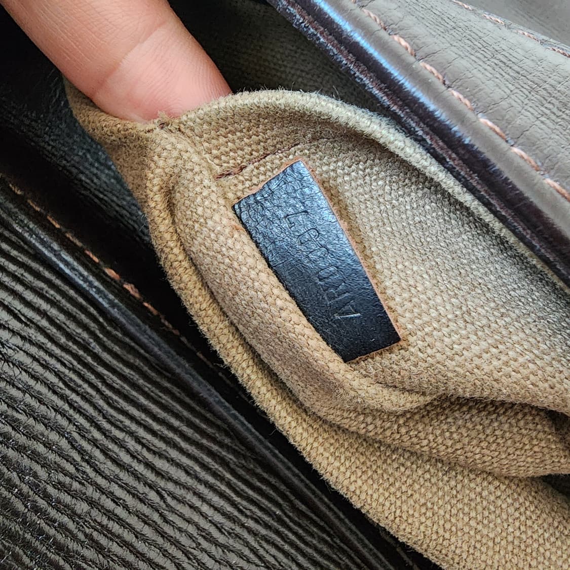 상태양호 루이비통 유타 레더 메신저 남성 숄더백 크로스백 다크브라운 상품이미지9