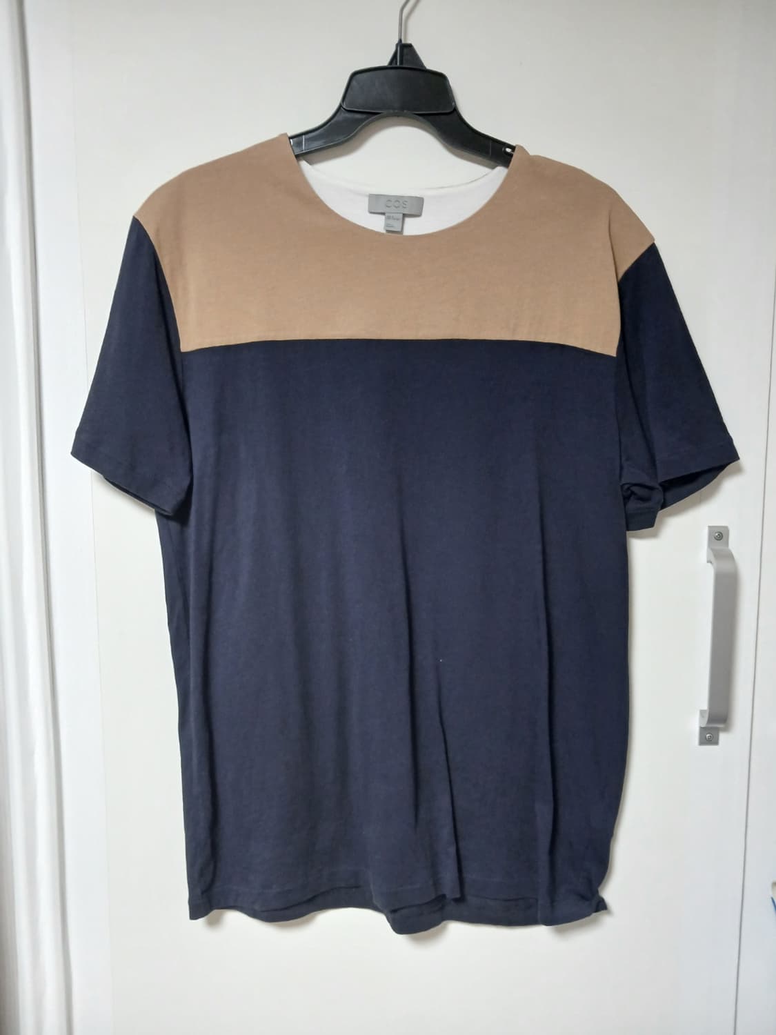 COS 남색/베이지 배색 반팔 티셔츠 상품이미지1