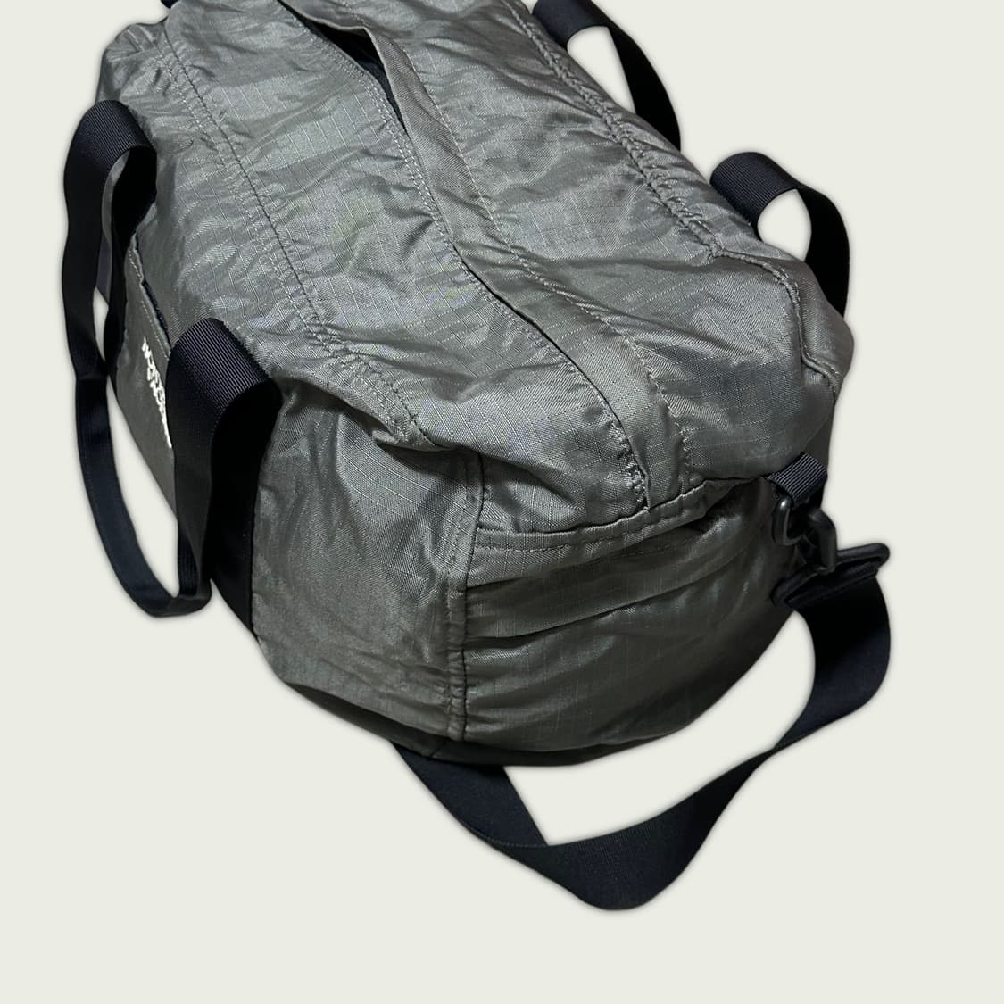 노스페이스 립스탑 나일론 그레이 더플백 상품이미지3