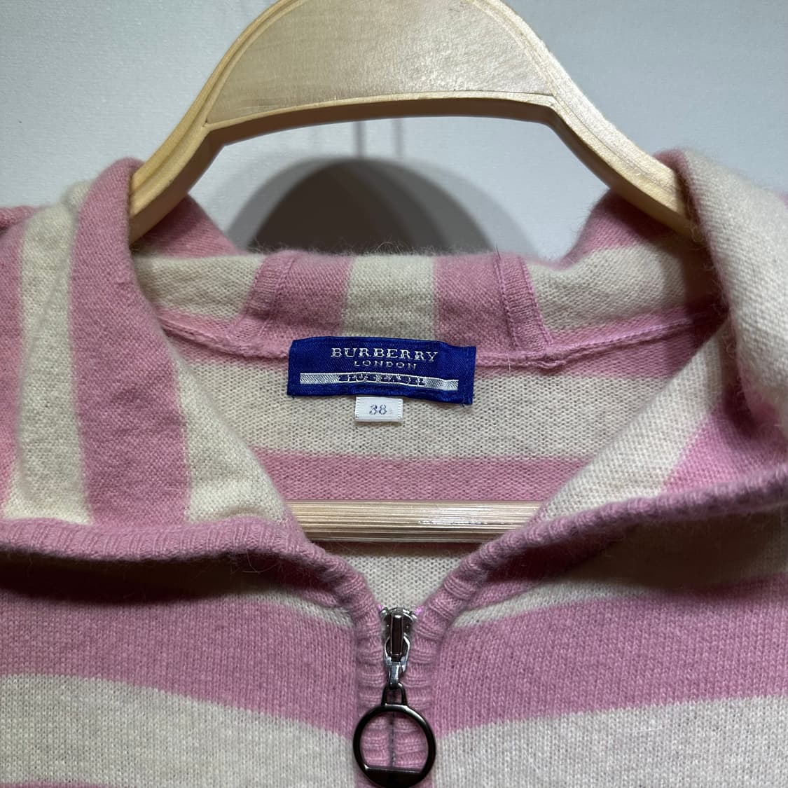 버버리 블루라벨 니트집업 판매합니다 상품이미지4
