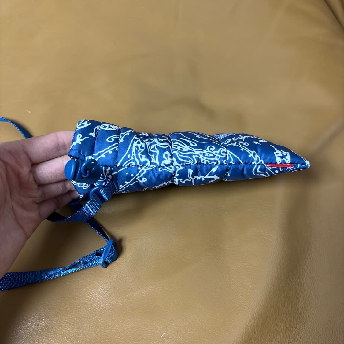 슈프림 퍼퍼 넥 파우치 샤코슈 미니백 가방 22fw 블루 페이즐리 상품이미지8