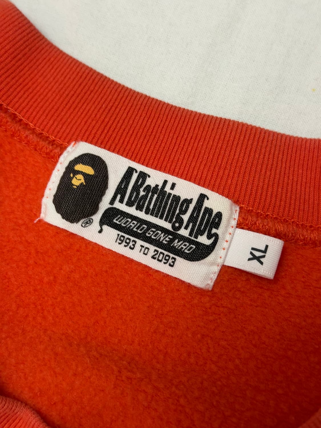 국내유일) 베이프 busy works 자수 맨투맨 오렌지 상품이미지8