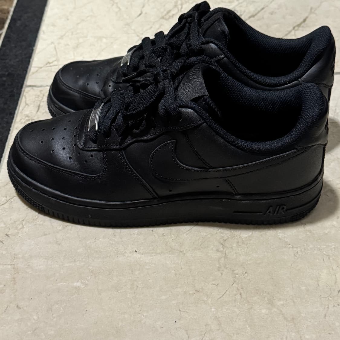 나이키 에어포스 1 '07 로우 트리플 블랙 상품이미지6