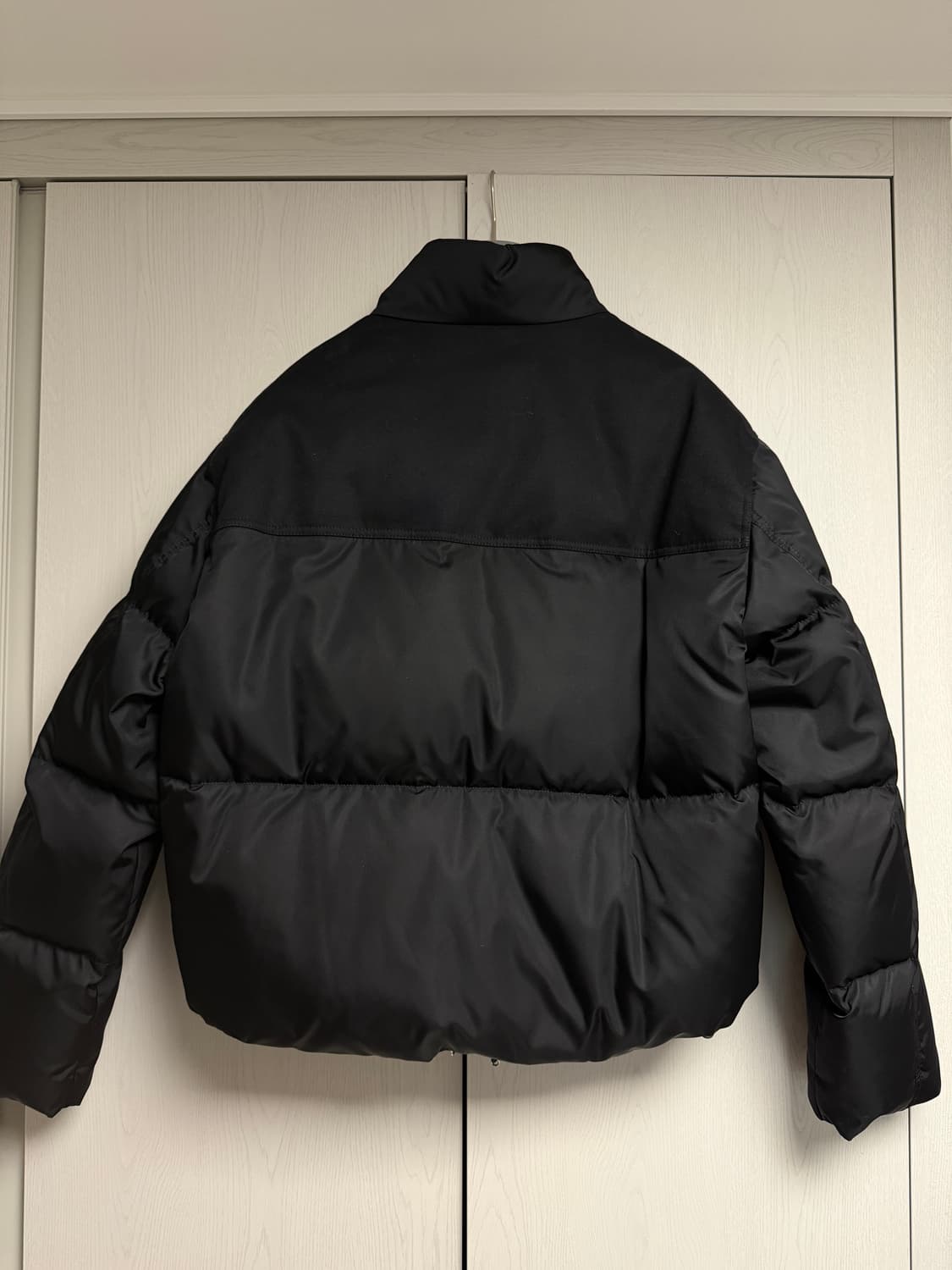 프라다 리나일론 크롭 다운 패딩 자켓 블랙 상품이미지5