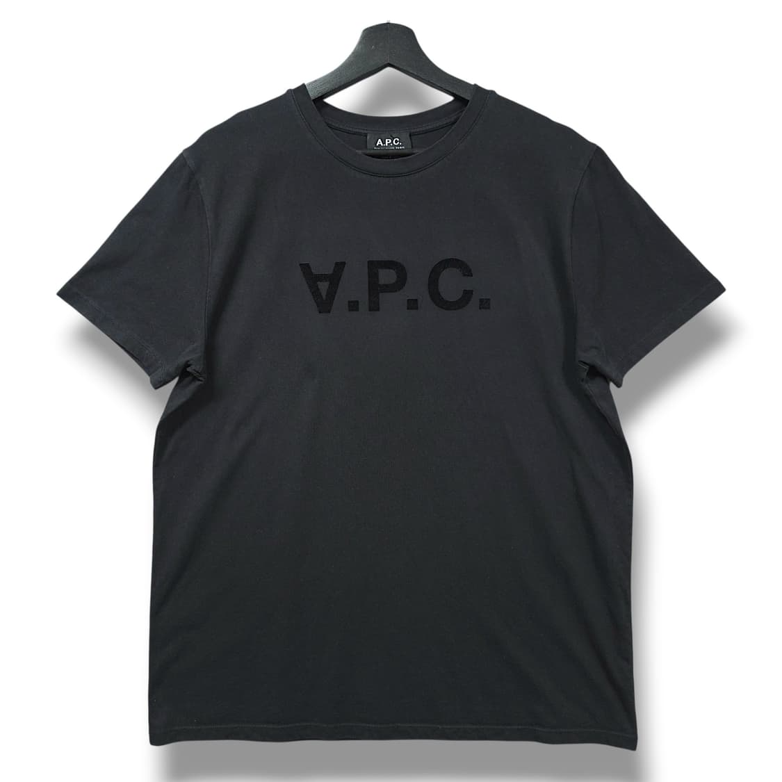 [XL] 아페쎄(A.P.C) 블랙 V.P.C 벨벳 플록 로고 반팔티셔츠 상품이미지1