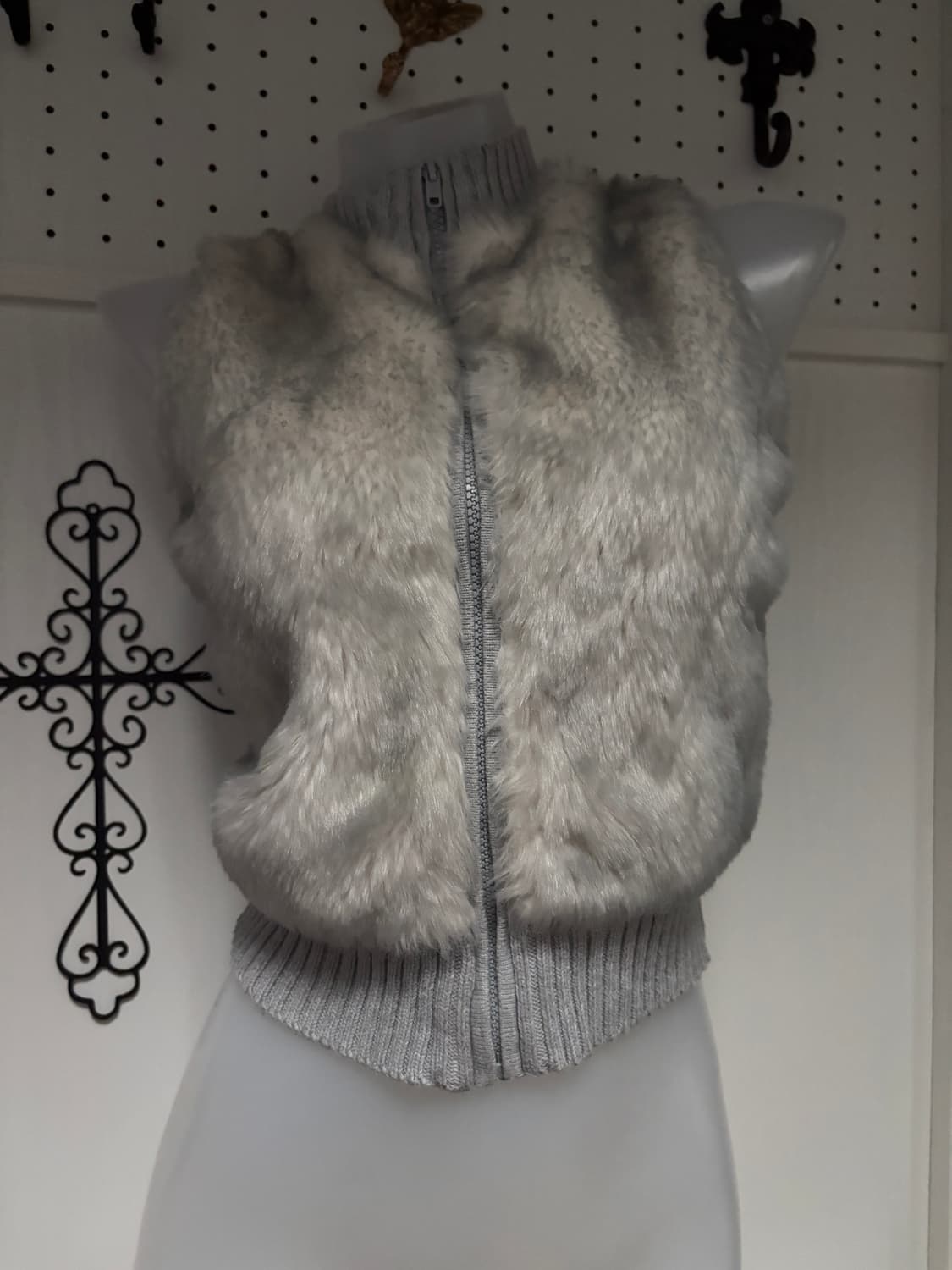 • Grey Fake Fur Sleeveless Zip-Up 상품이미지2