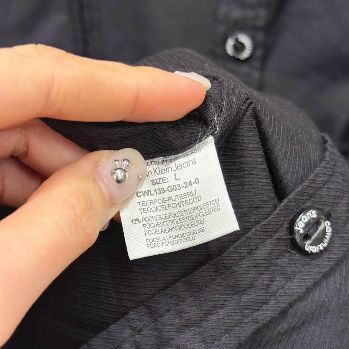 캘빈클라인 진스 반팔 셔츠 백 로고 자수 디테일 버튼업 블랙 상품이미지8