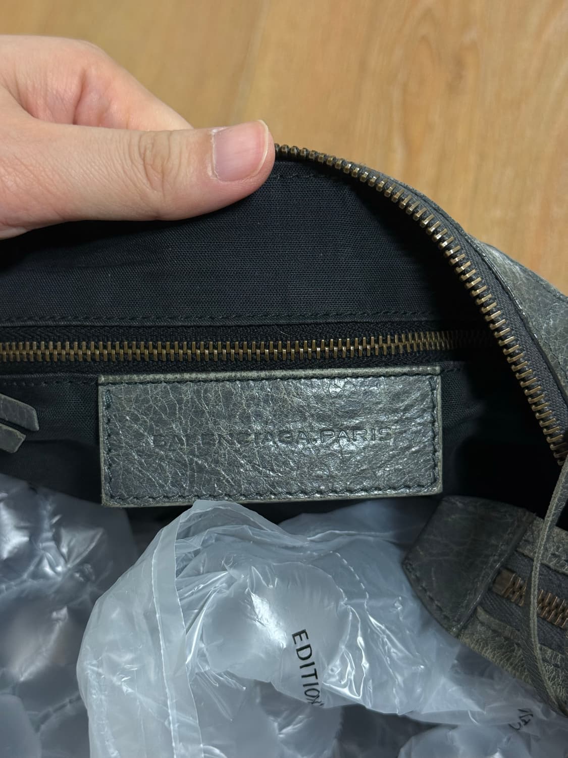 발렌시아가 모터백 데이 호보백 상품이미지5