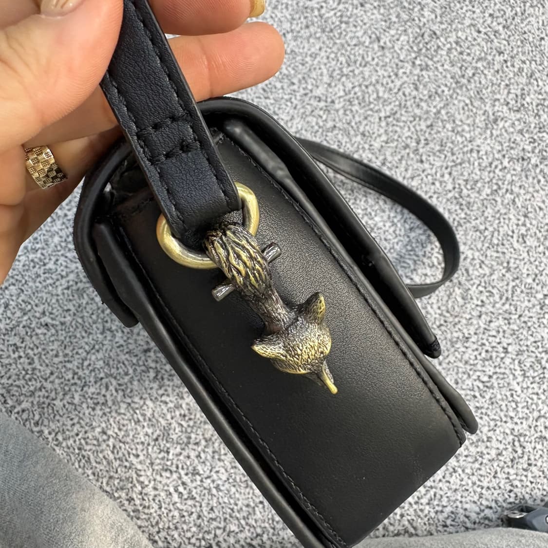 자라 원형 장식 스웨이드 숄더백 0409J 상품이미지4