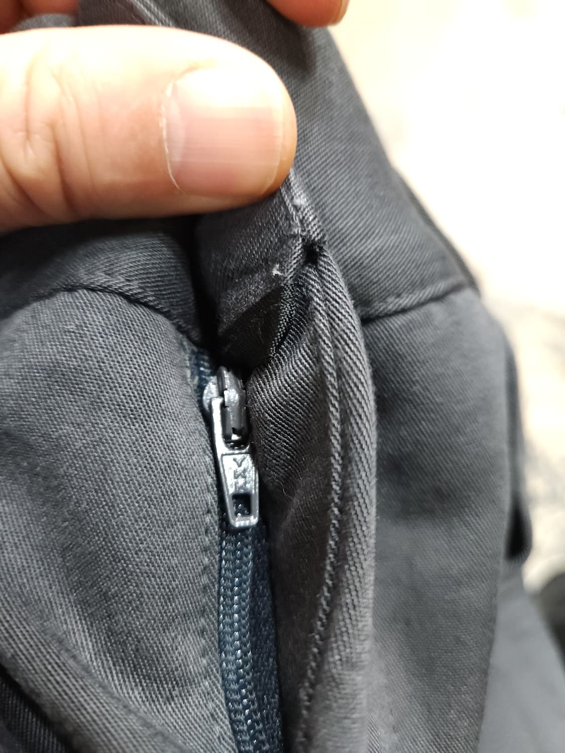 베르수스 지아니베르사체 핀턱 테이퍼드핏 팬츠

 상품이미지6