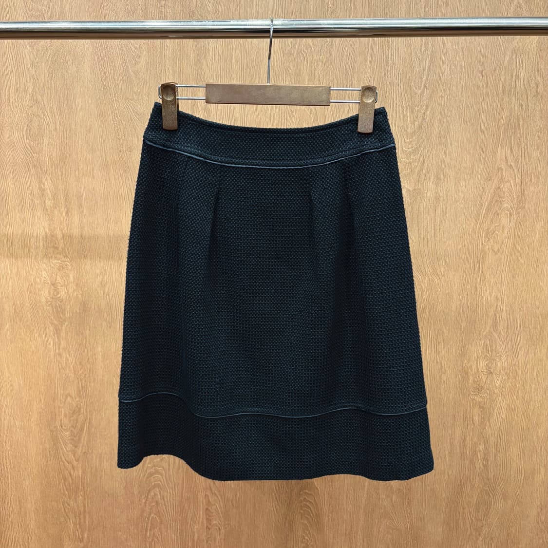 꾸레쥬 A라인 코튼 블렌드 미디 스커트 와플 텍스처 핀턱 디테일 블랙 상품이미지2