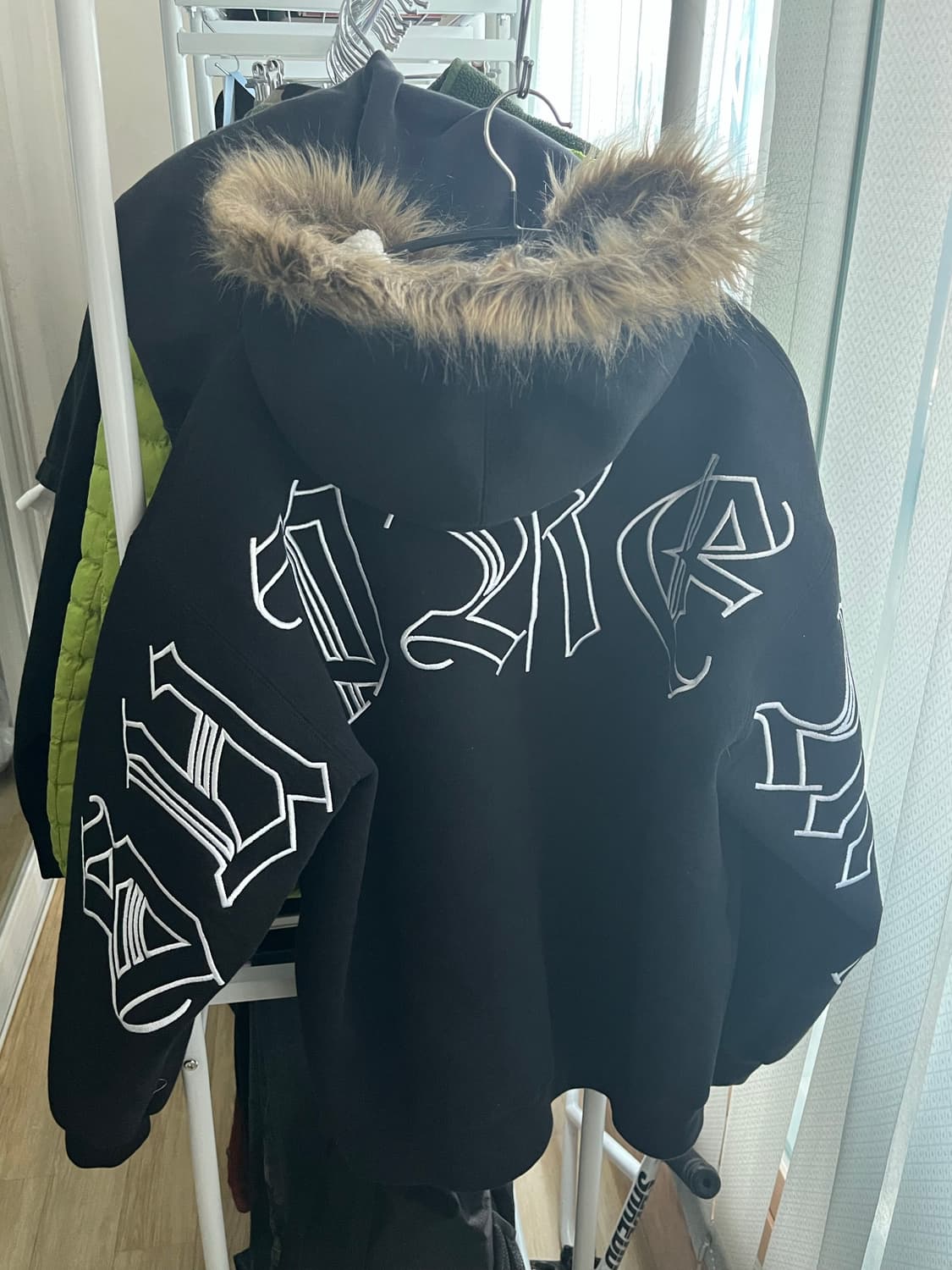 M)슈프림 포우 퍼 집업 후드 스웨트셔츠 블랙 - 25FW 상품이미지4