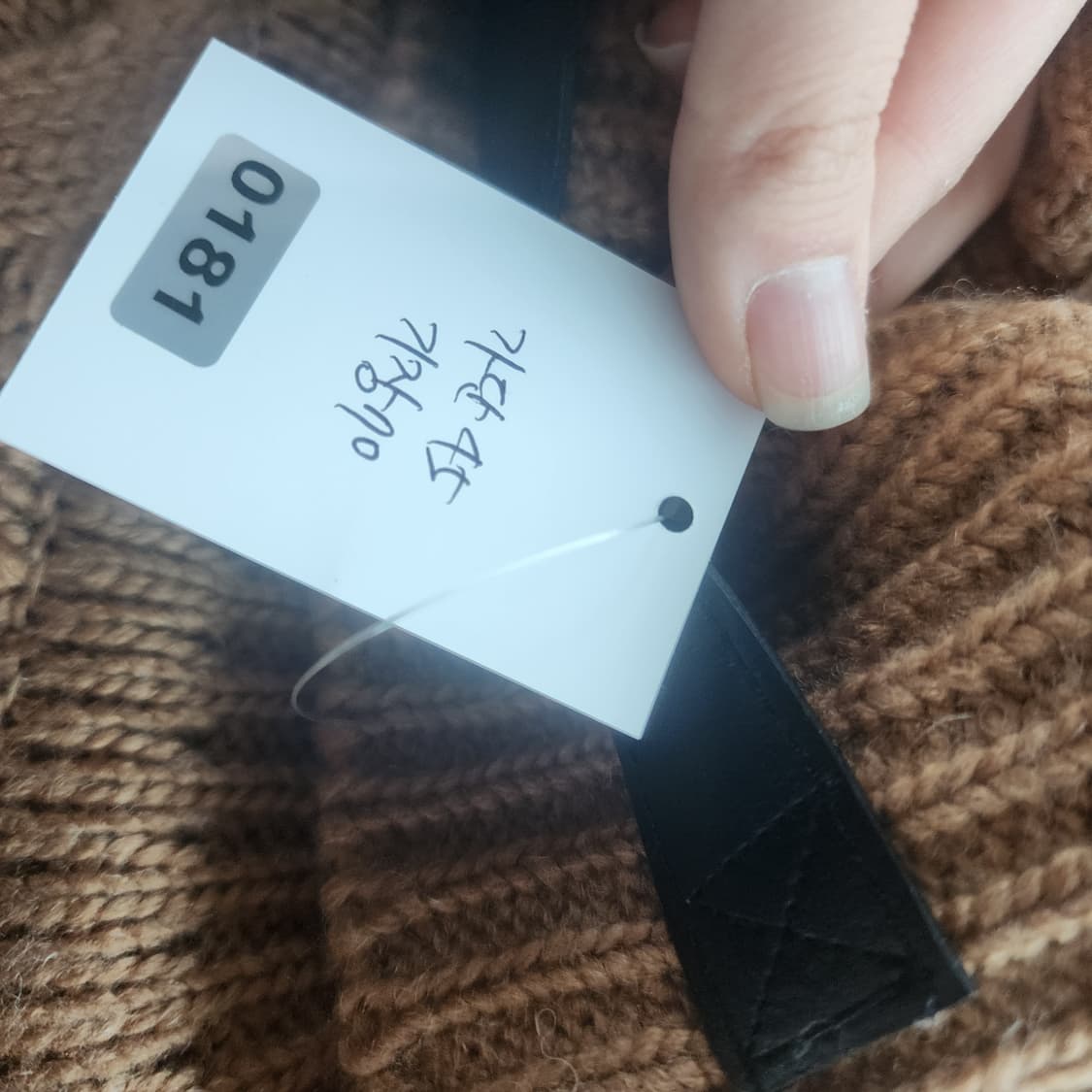 매긴 브라운 케이블 니트 롤넥 숄더 워머 상품이미지9