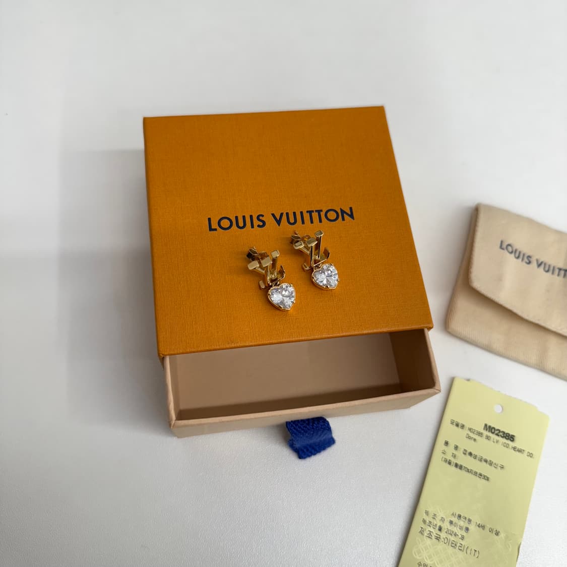 [신상] 루이비통 아이코닉 하트 귀걸이 골드 상품이미지3
