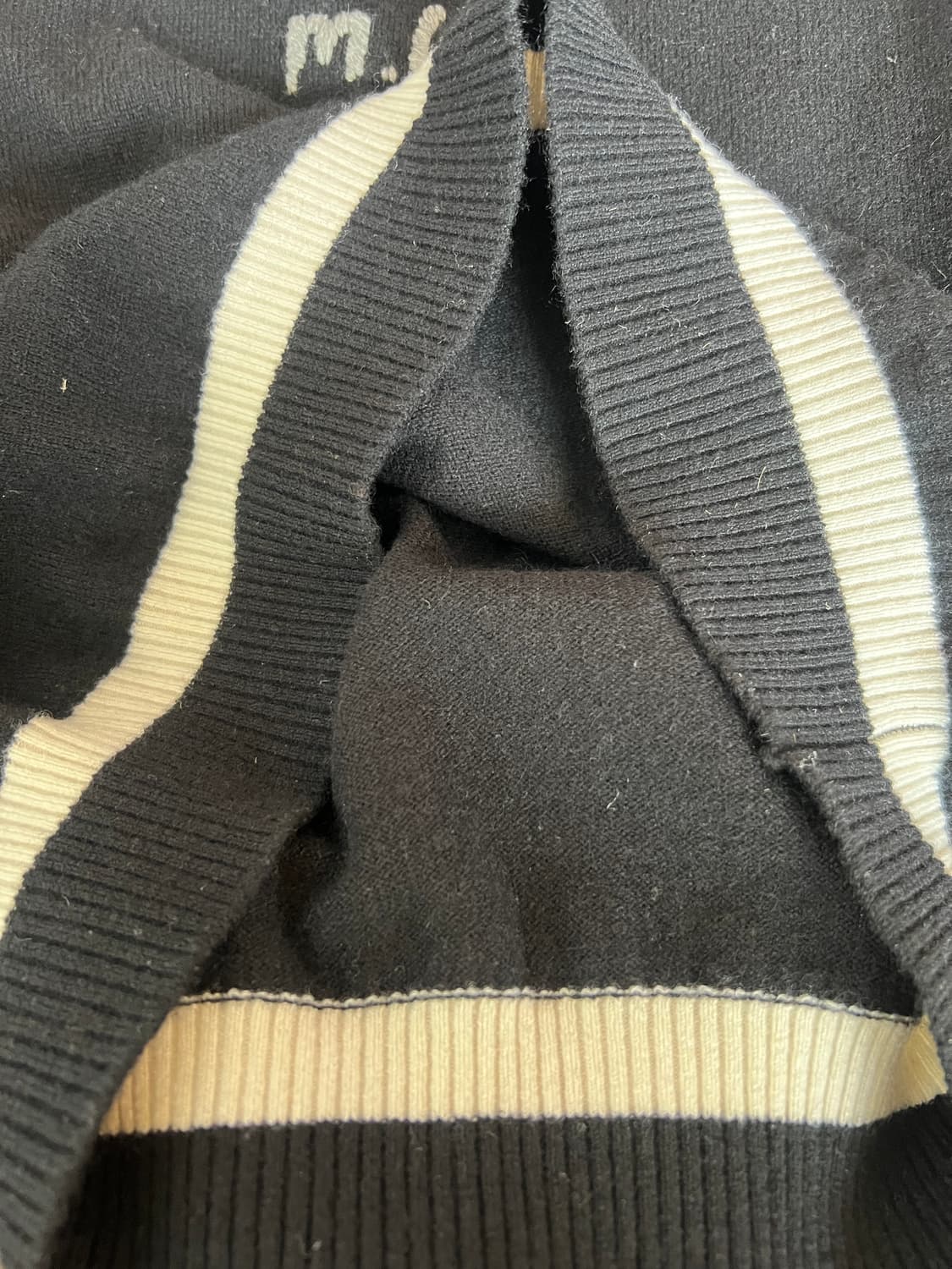 엠유스포츠 여성 블랙 캐시미어100니트 라운드니트 상품이미지5