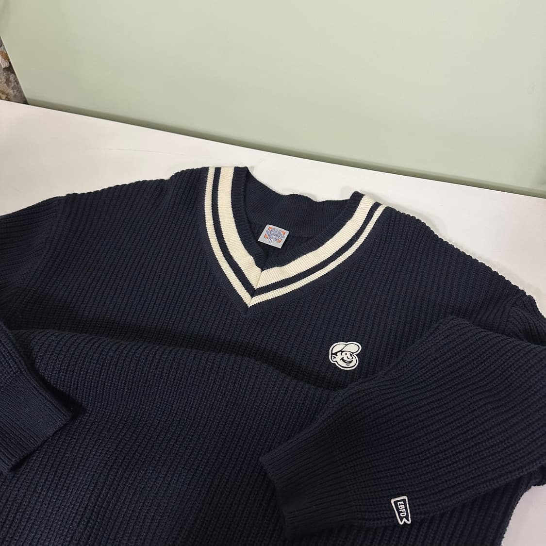 M 100 이벳필드 다크네이비 스쿨룩 브이넥니트 상품이미지1