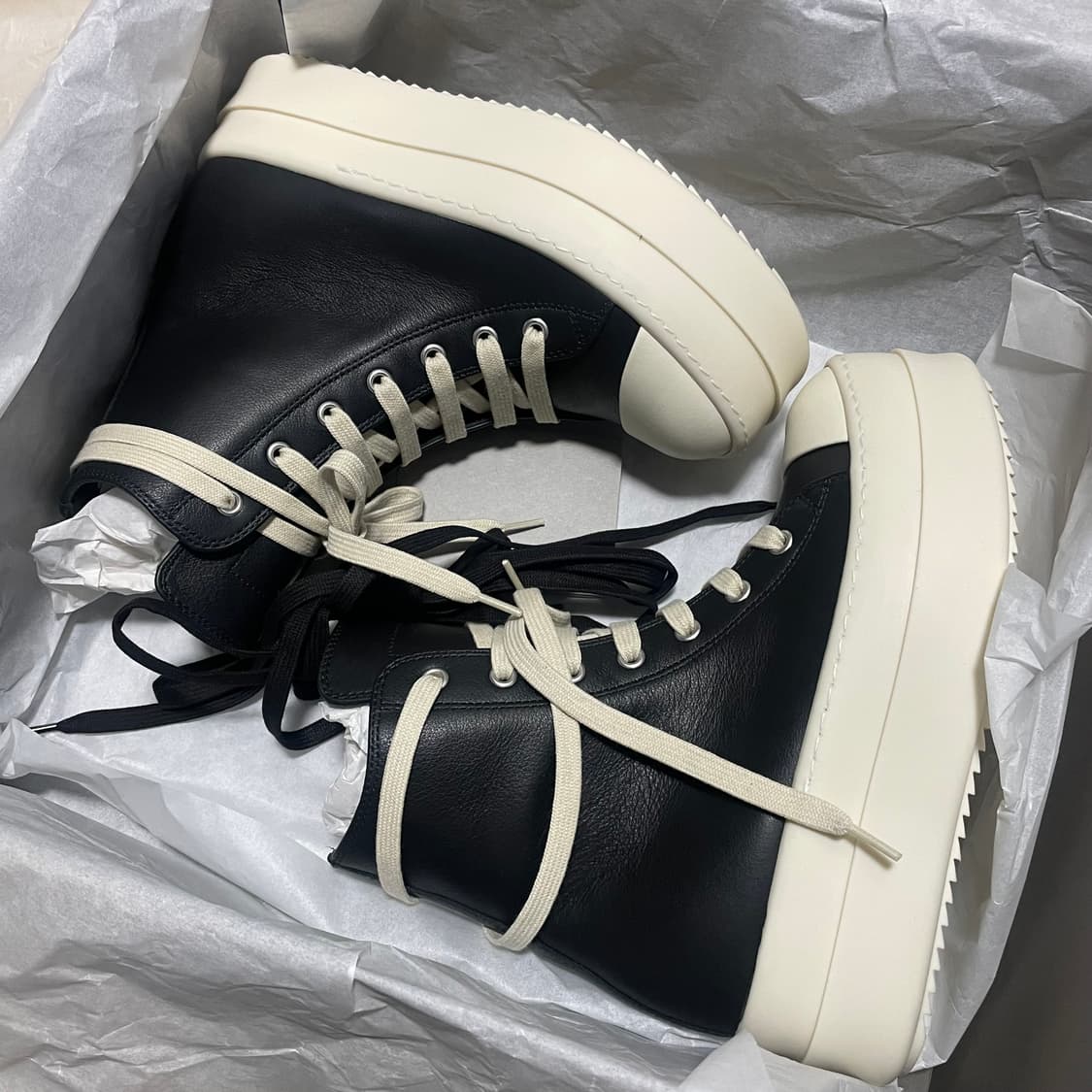 [35] 릭오웬스 메가범퍼 라몬즈 블랙 밀크 26SS 상품이미지1