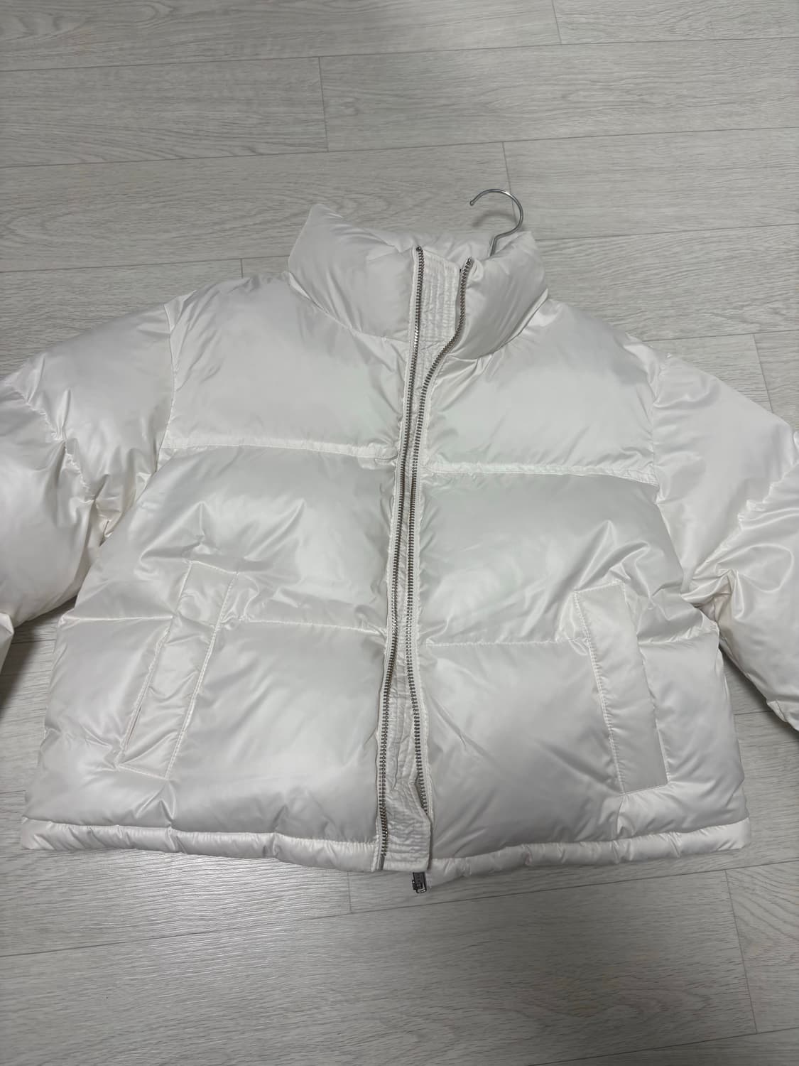 지오다노 크롭 화이트 유광 패딩 상품이미지1