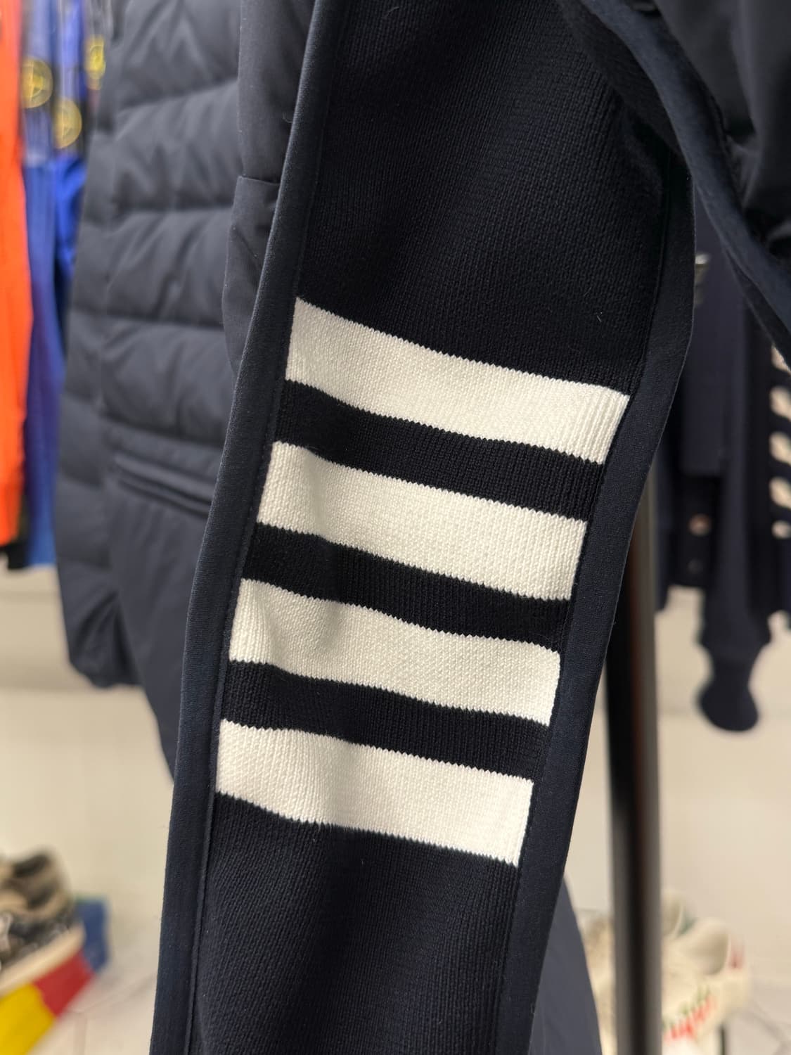 [2] 톰브라운 사선 후드 경량패딩 상품이미지4