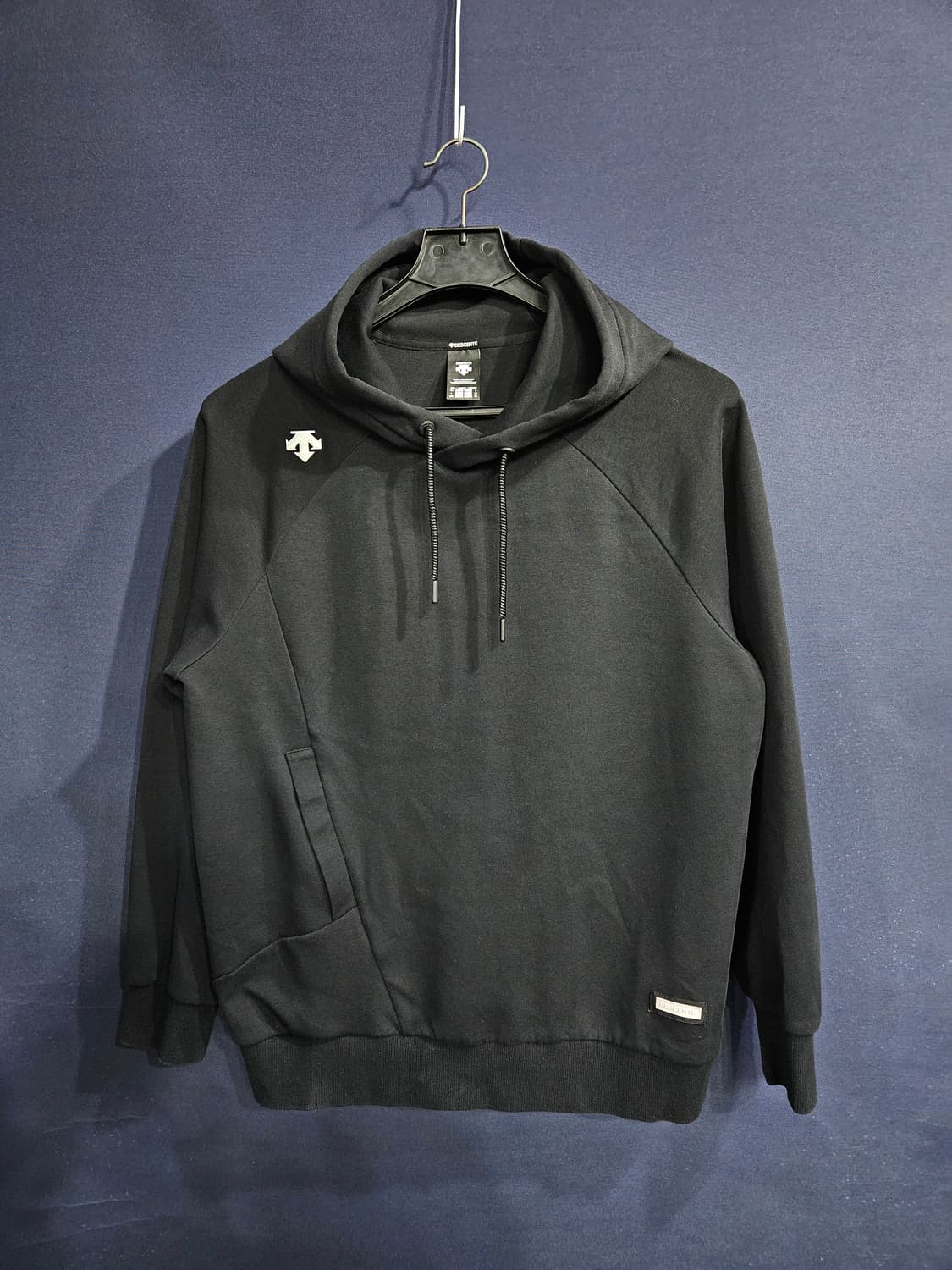 데상트 자수 블랙 남성 105~110 포켓 후드티  상품이미지1