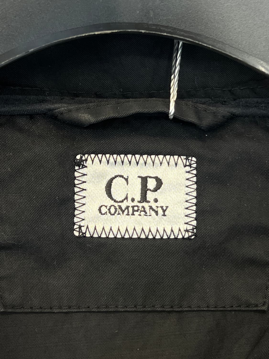CP컴퍼니 렌즈 와펜 블랙 하이넥 후드 자켓 상품이미지5
