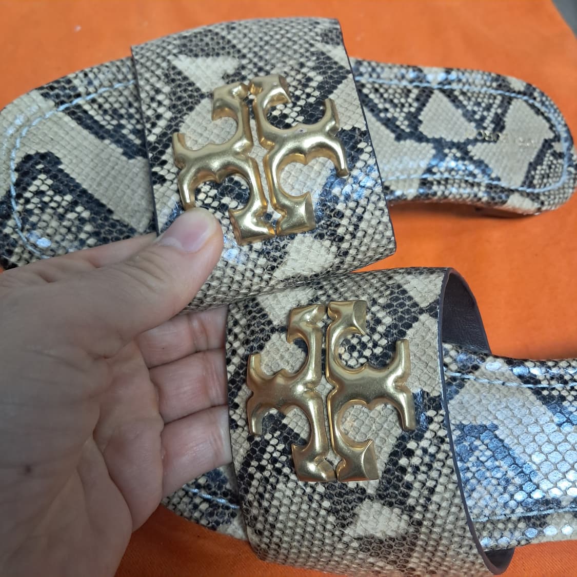 토리버치 뱀피 패턴 플랫 샌들 슬리퍼 5.5 약225 상품이미지4